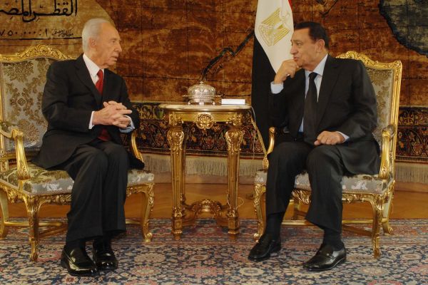 Egypt’s Sisi vows to defend Saudi Arabia if called upon.