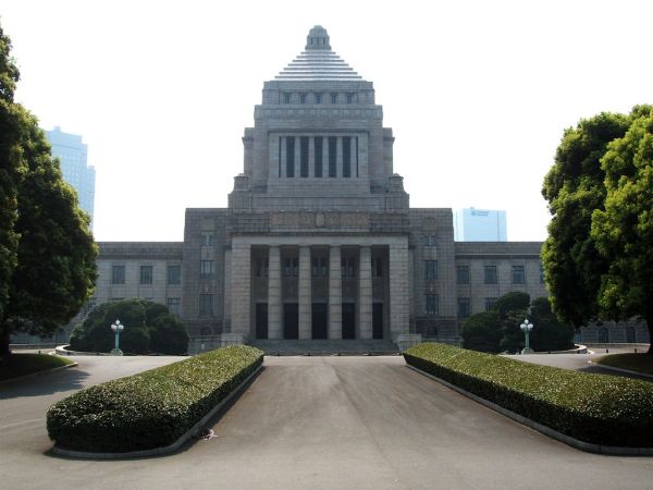 日本通過皇室典範修正案，允許女性成員留籍並恢復舊皇族身分，但仍維持男系繼承原則。