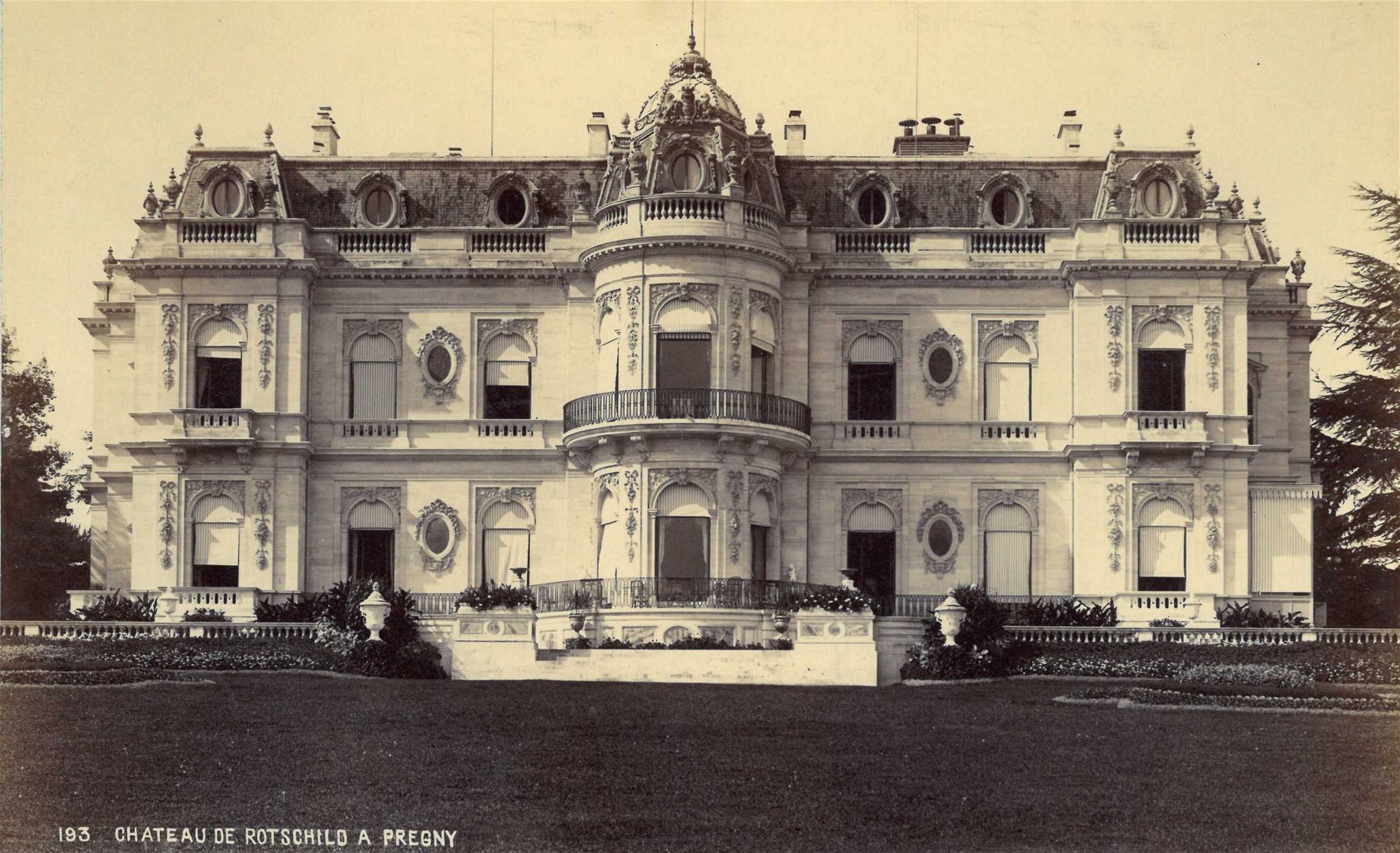 Château Rothschild and its outbuildings