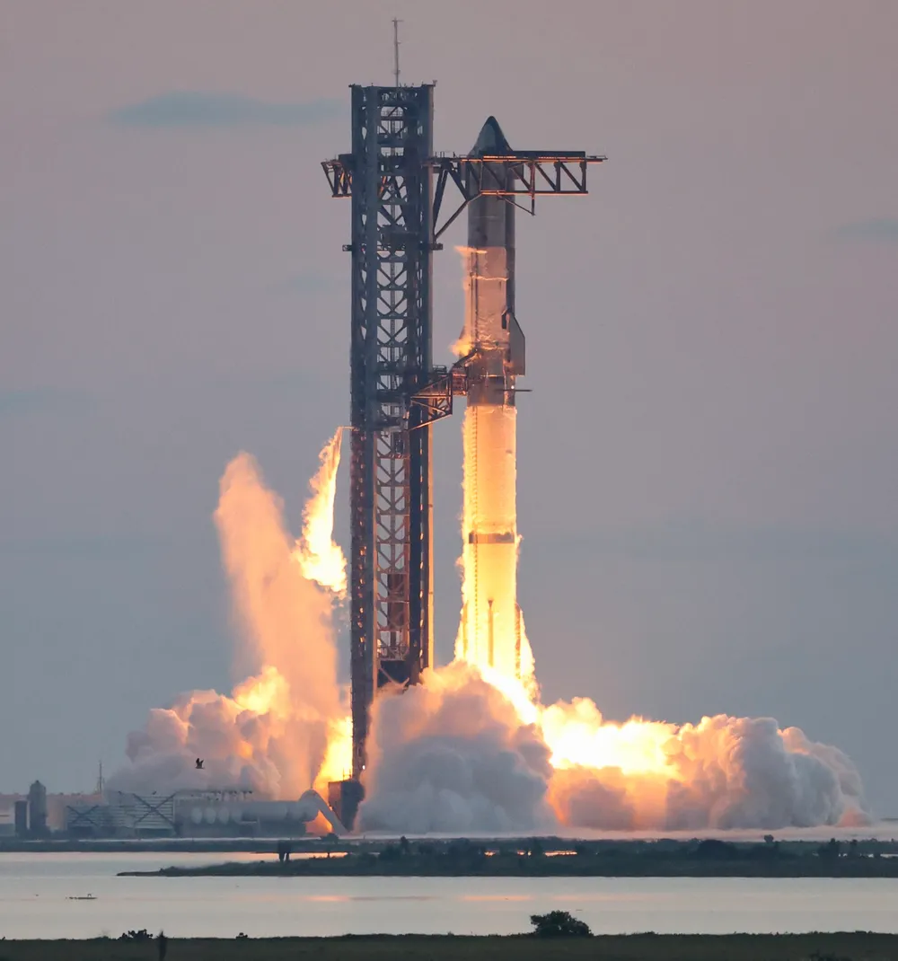 SpaceX星艦第13次試飛獲重大突破，首度成功部署星鏈衛星並完成海面降落。
