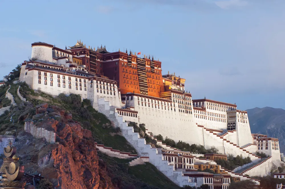 Mudslide on China‑Nepal border kills 14, leaves 463 missing
