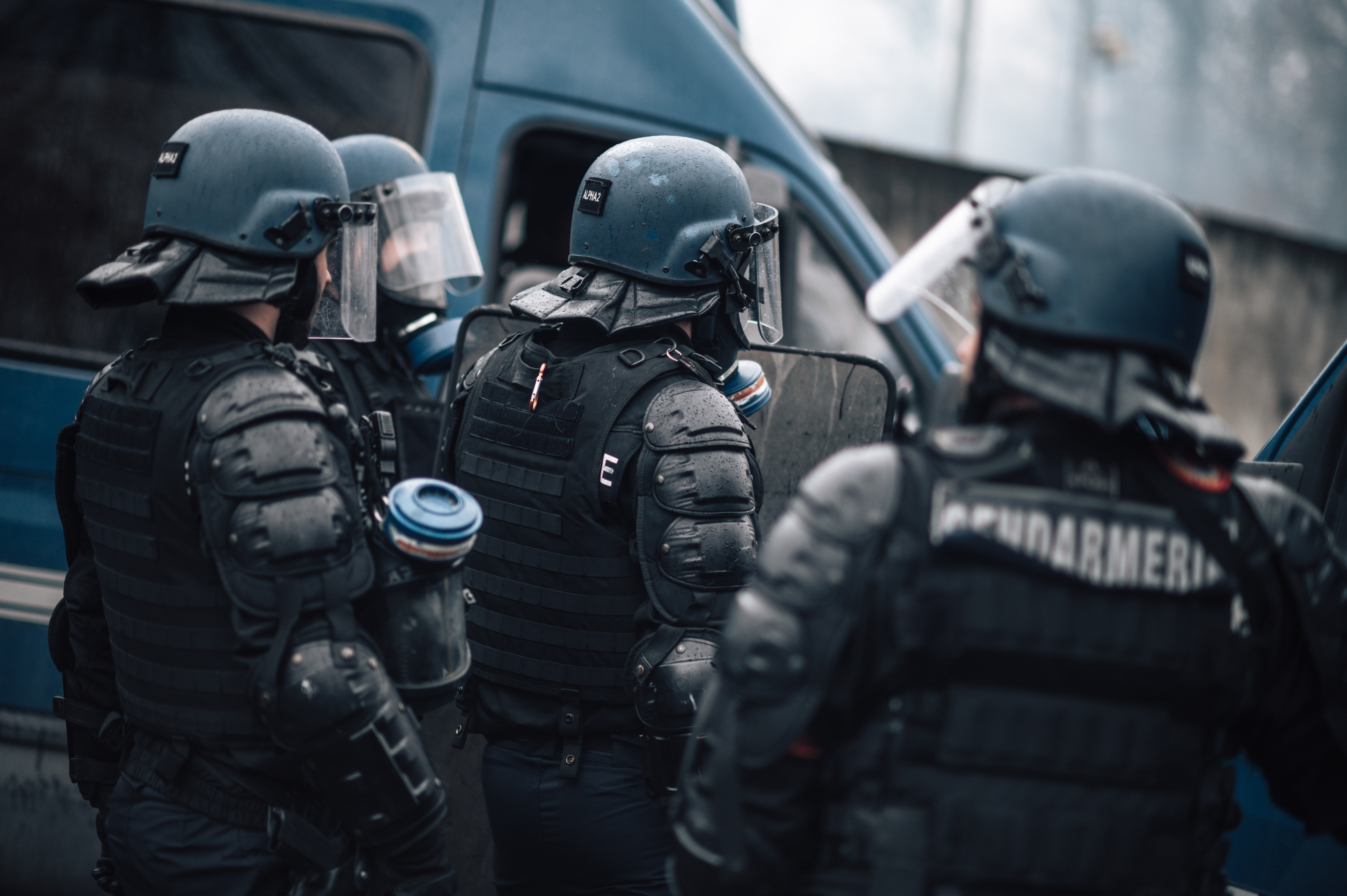 法國高中生示威演變為激烈警民衝突，司法部長呼籲民眾立即停止暴力。