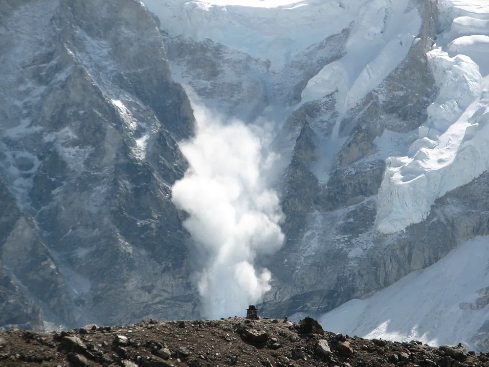 尼泊爾內姆容峰發生嚴重雪崩，登山基地營遭冰雪吞沒釀4死12失聯