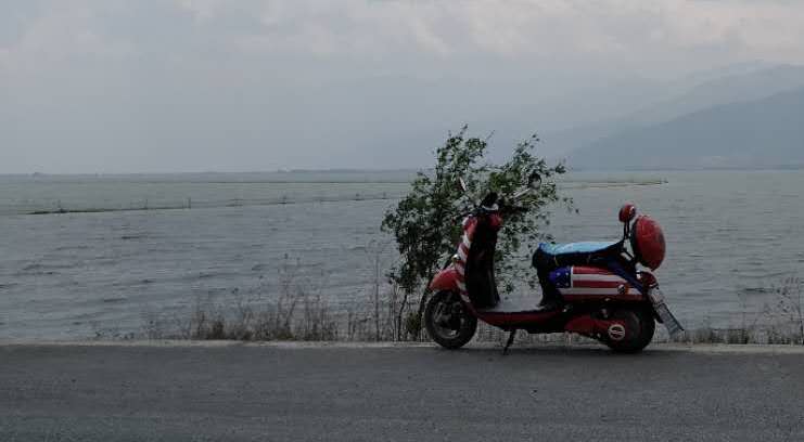 Around Erhai Lake by electric scooter