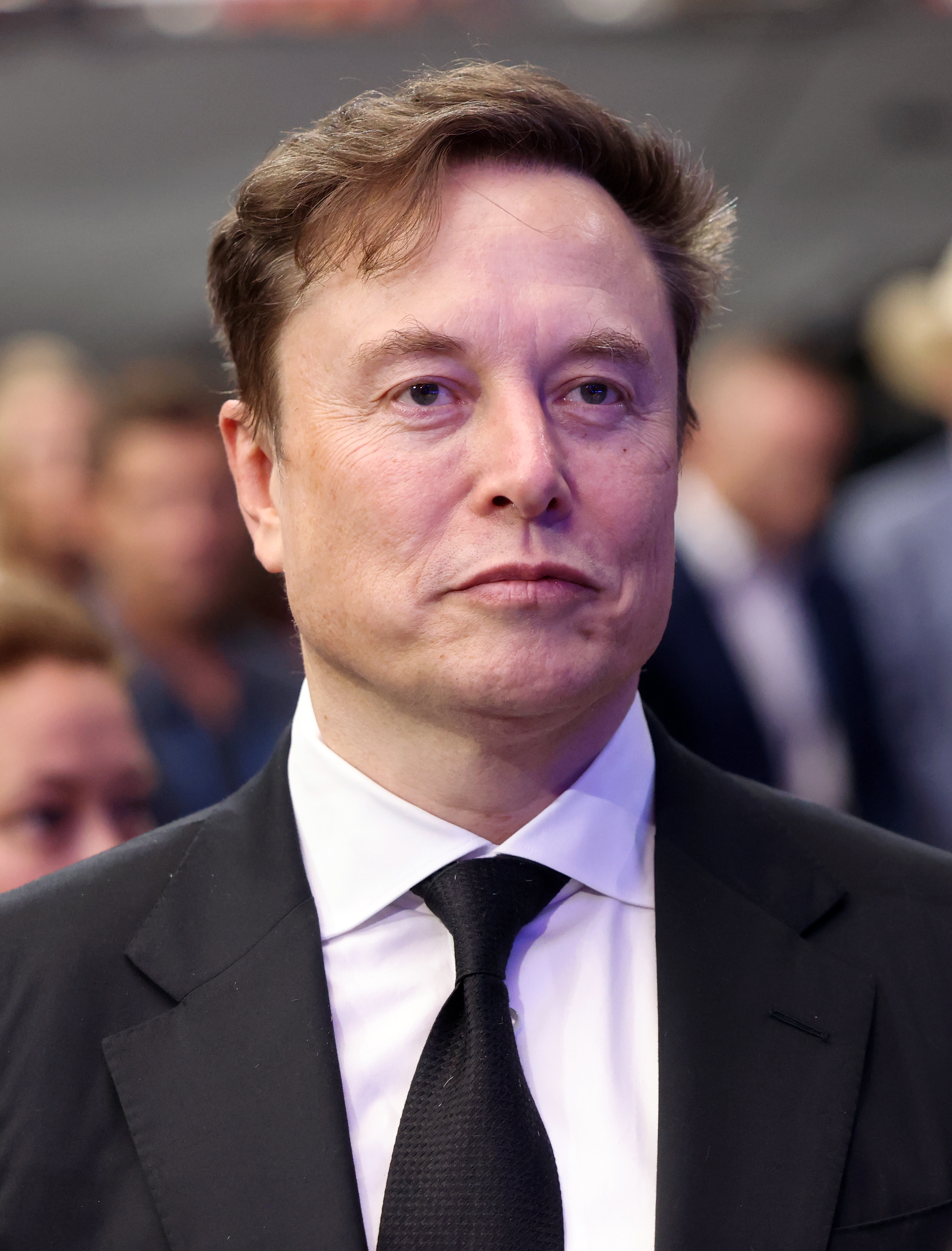 伊隆馬斯克成為世界首位兆億富翁,領導太空科技新時代。