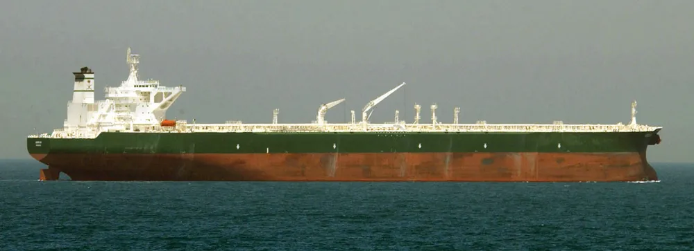 油輪於阿曼海岸荷姆茲海峽遇襲致船員棄船,中東區域緊張情勢急遽升溫衝擊國際航運安全。