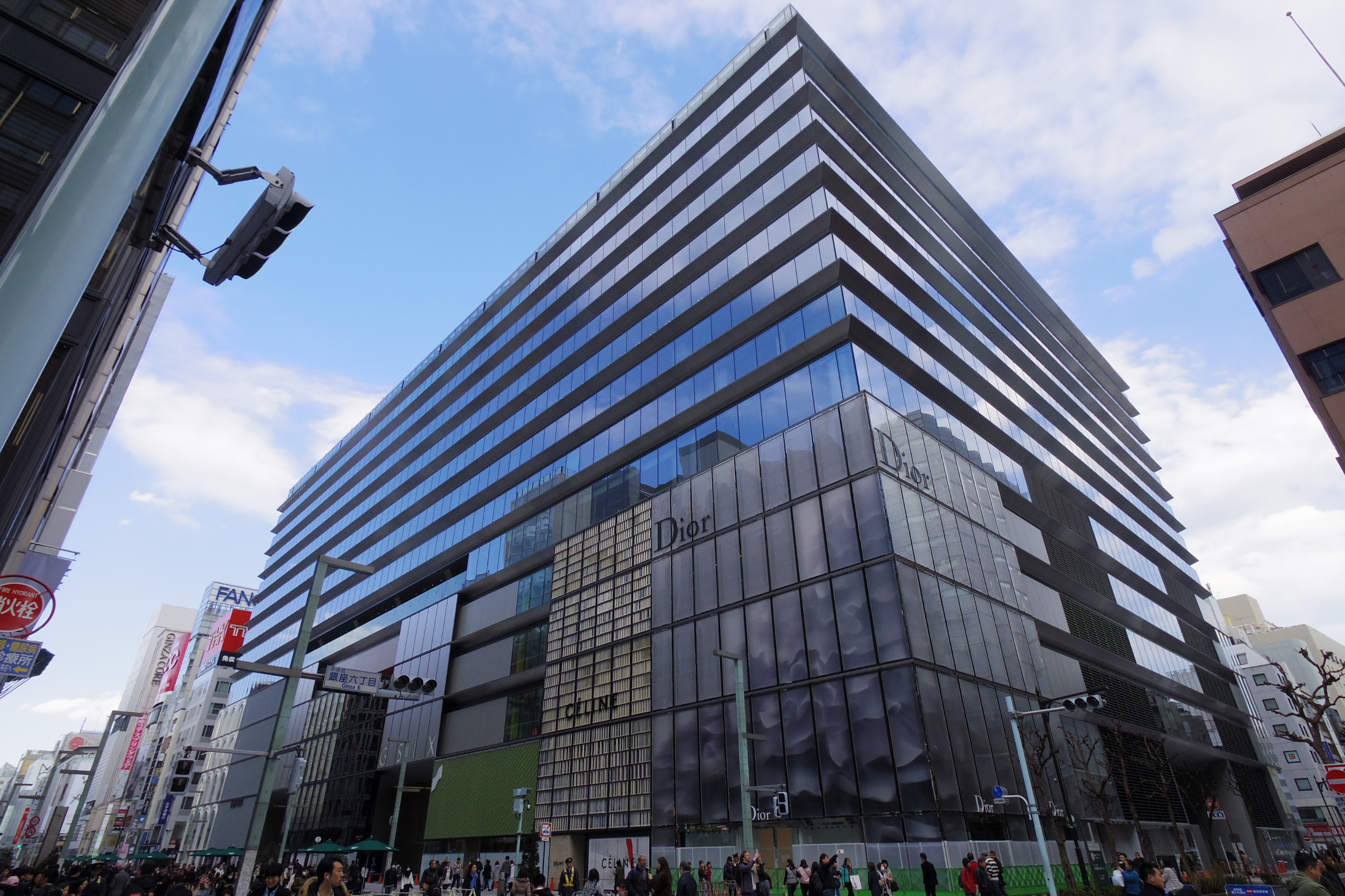 東京銀座購物中心發生意外事件,男子噴灑未知物質致20人受傷。