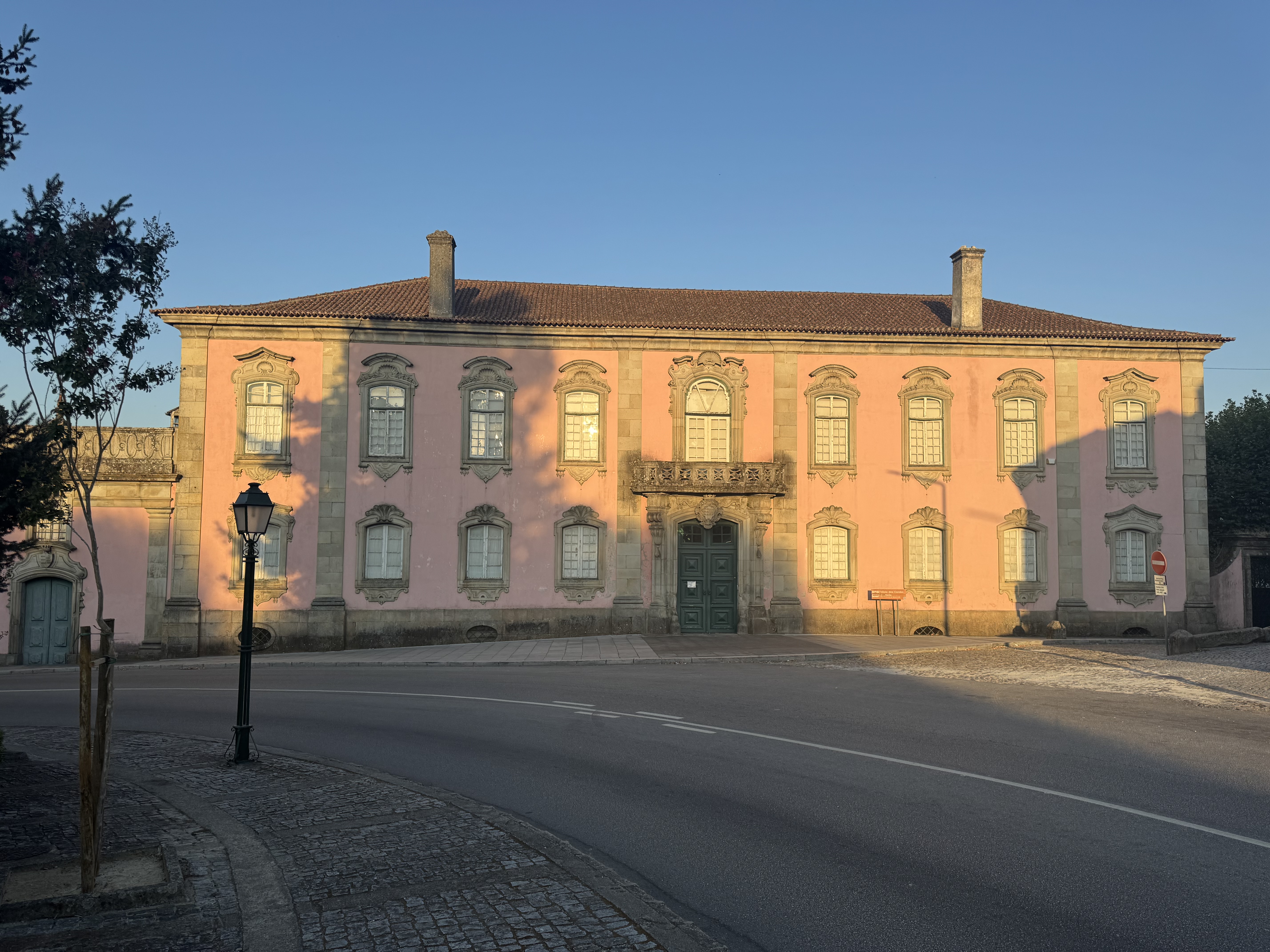 Palácio dos Condes de Anadia, constituído pelo palácio, jardins, quinta e mata anexa