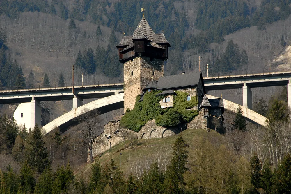 Niederfalkenstein Castle