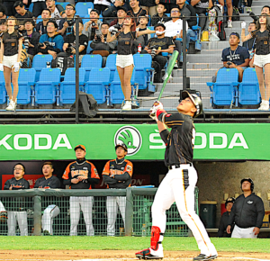 Rakuten player and cheerleaders look to the skies