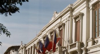 China foreign minister visits Philippines seeking to strengthen ties