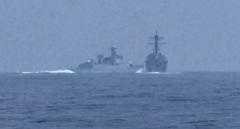 Chinese warship close to US destroyer